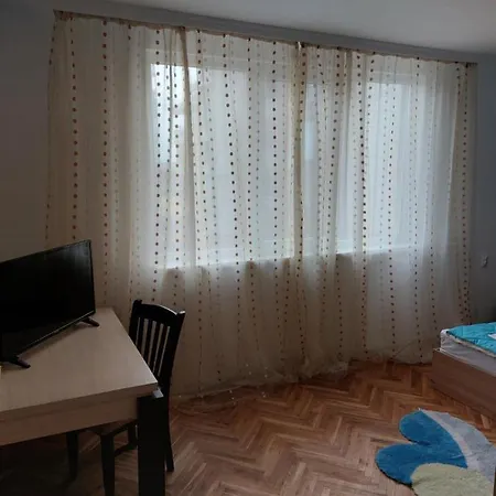 Апартамент White